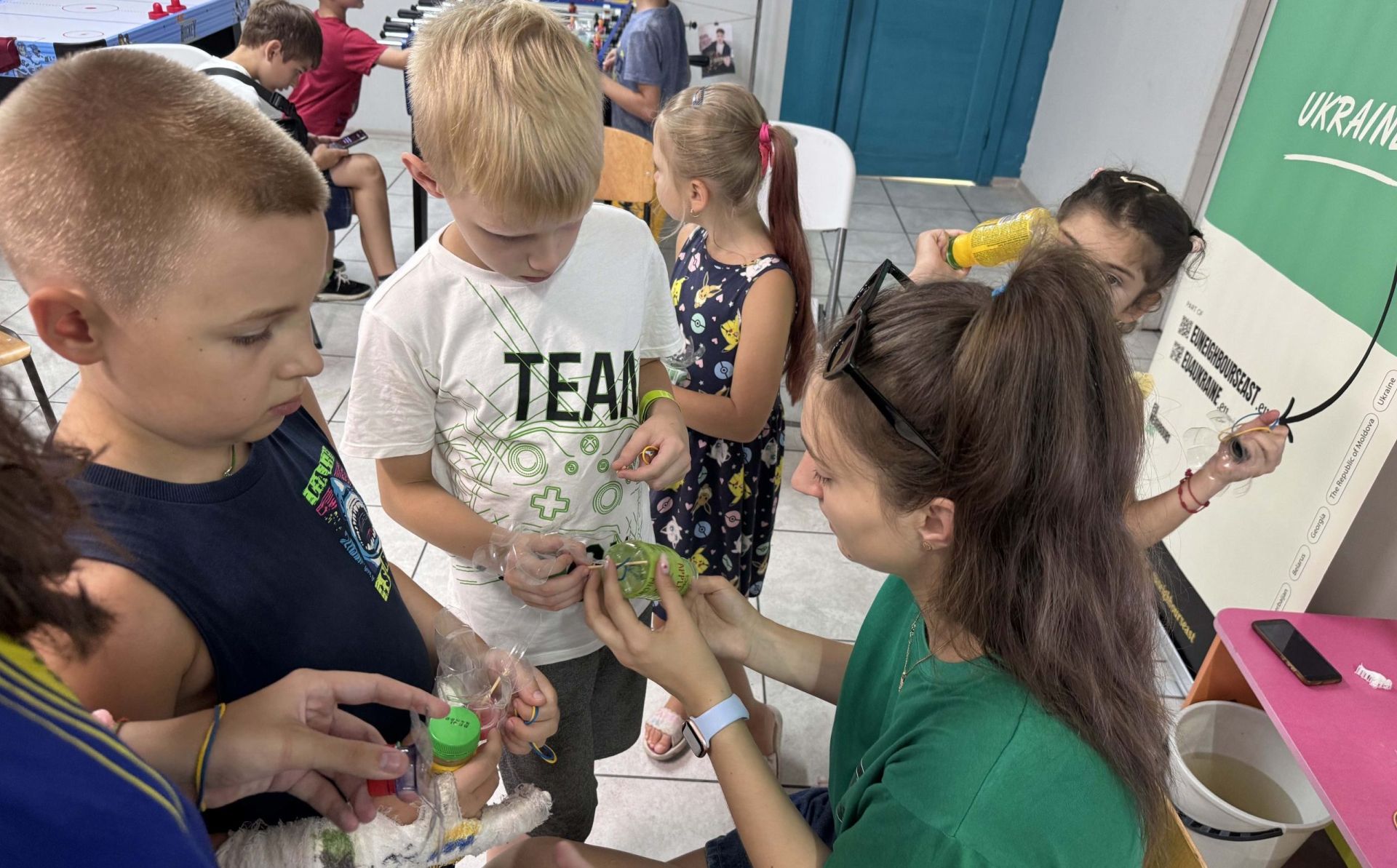 Ukrainian Young European Ambassador introduces Ozzy the Hamster to children in Zaporizhzhya