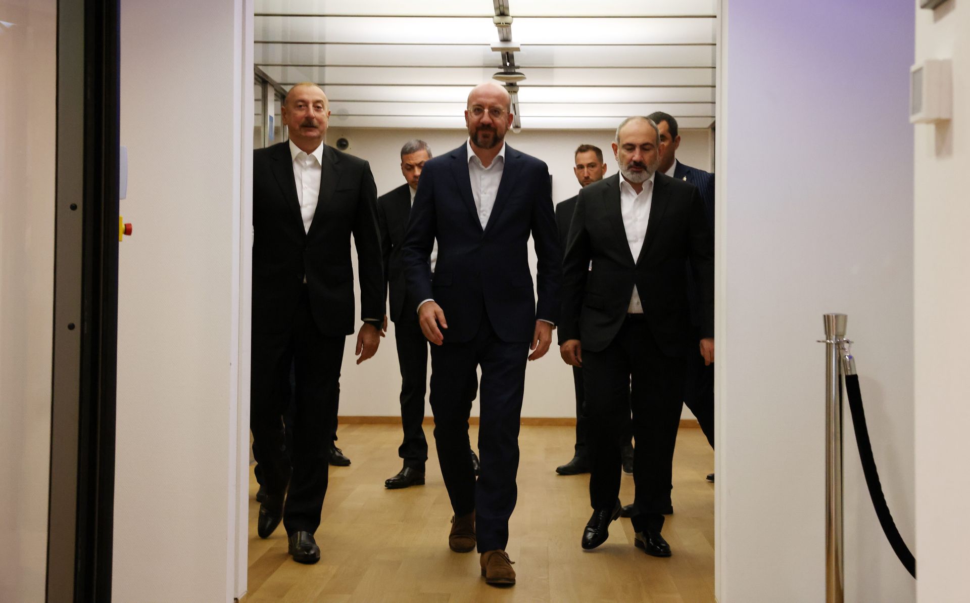 Brüsseldə Avropa İttifaqı, Azərbaycan və Ermənistan liderləri arasında üçtərəfli görüş keçirilib