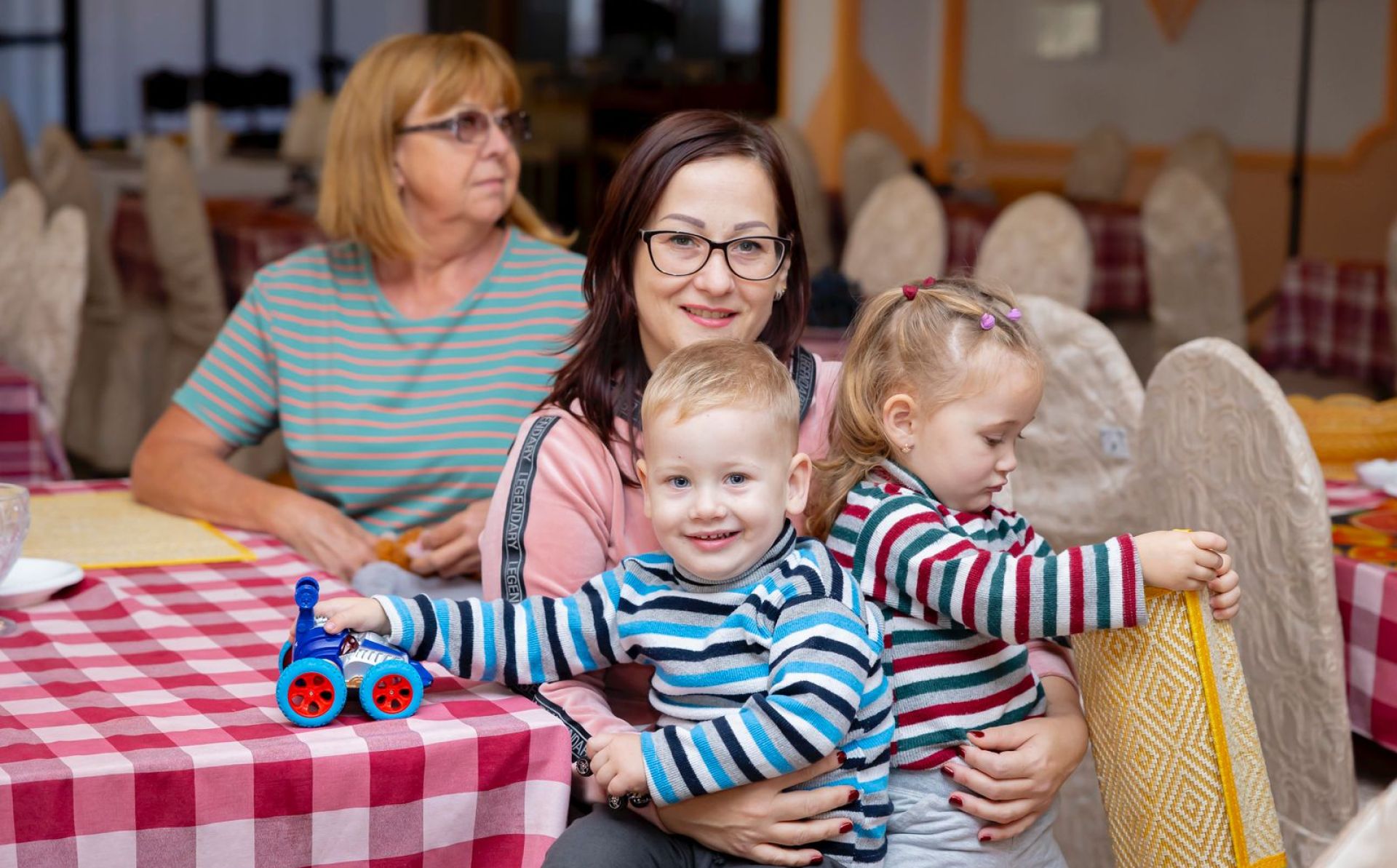 Страны ЕС продлевают временную защиту для украинских беженцев