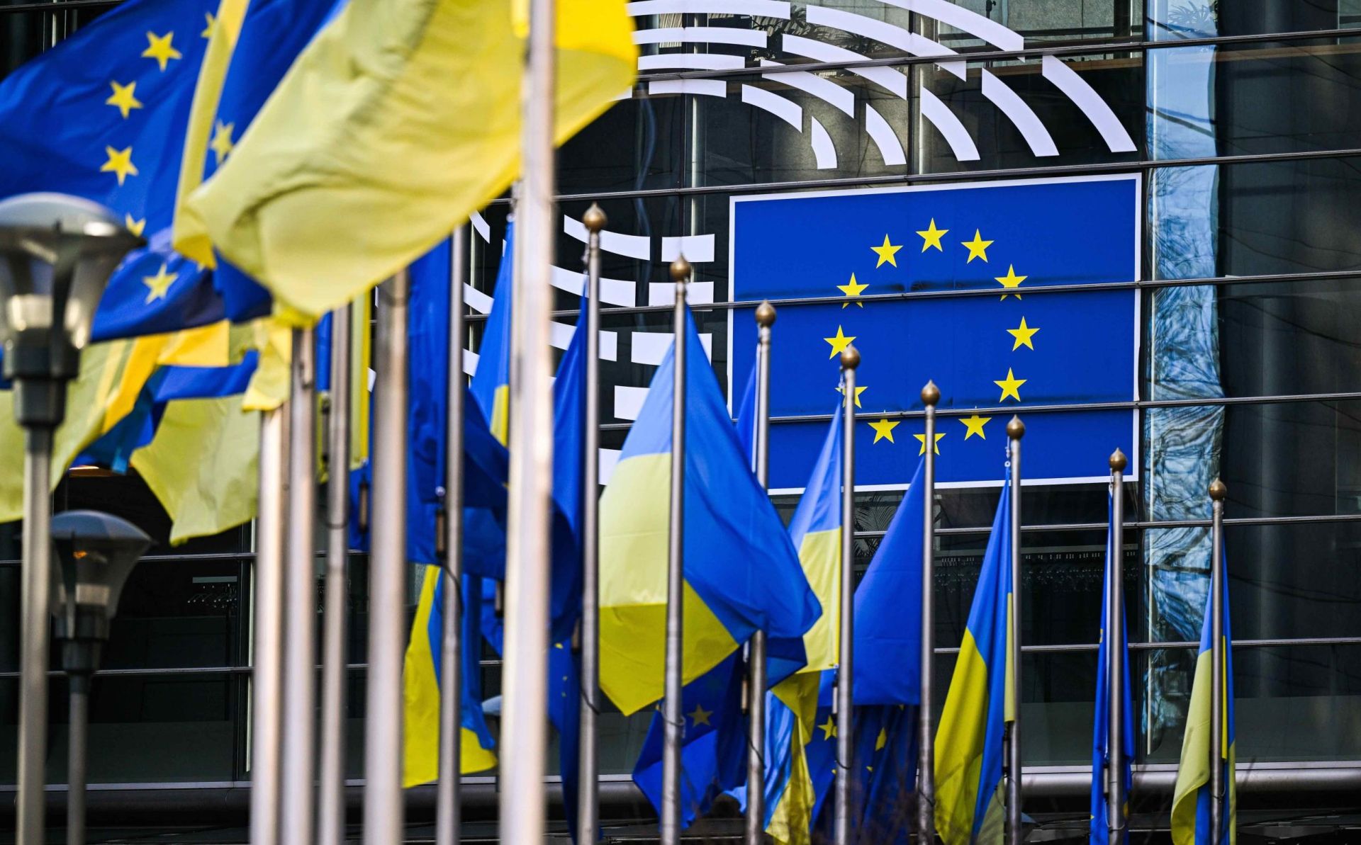 European Parliament displays EU and Ukrainian flags in support of Ukraine