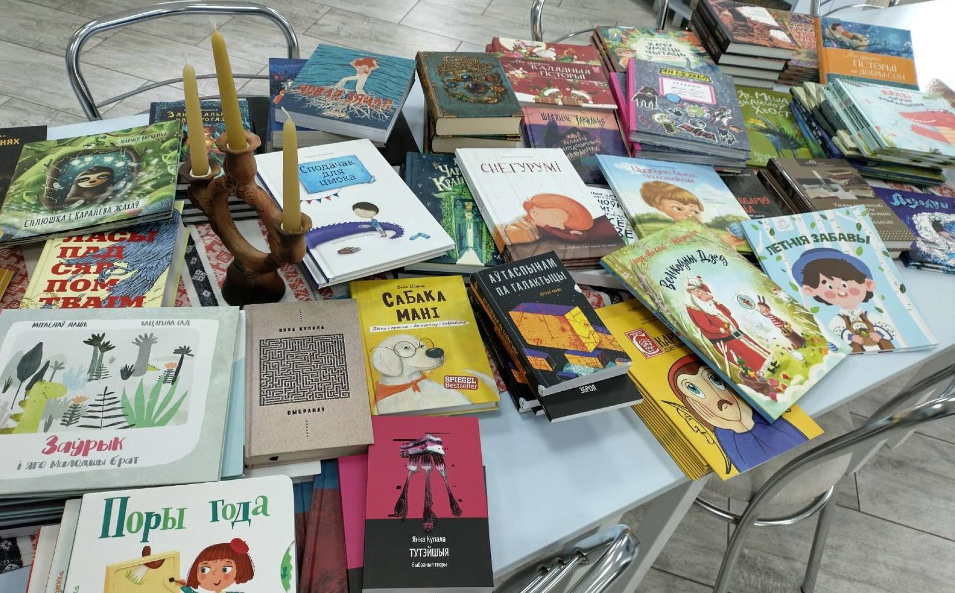 Прадстаўніцтва ЕС у Беларусі падарыла кнігі Хрысціянскаму сацыяльнаму цэнтру ў Мінску