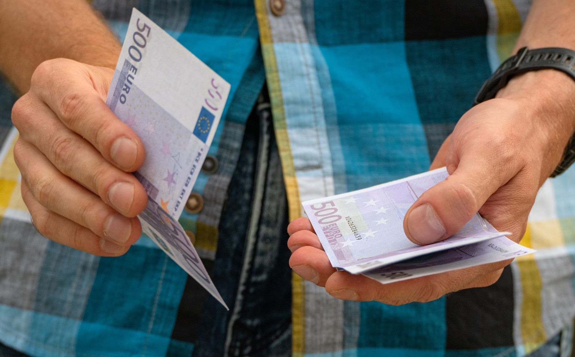 Moldovenii transferă mai mult de 1 miliard de euro din UE către rudele din Moldova