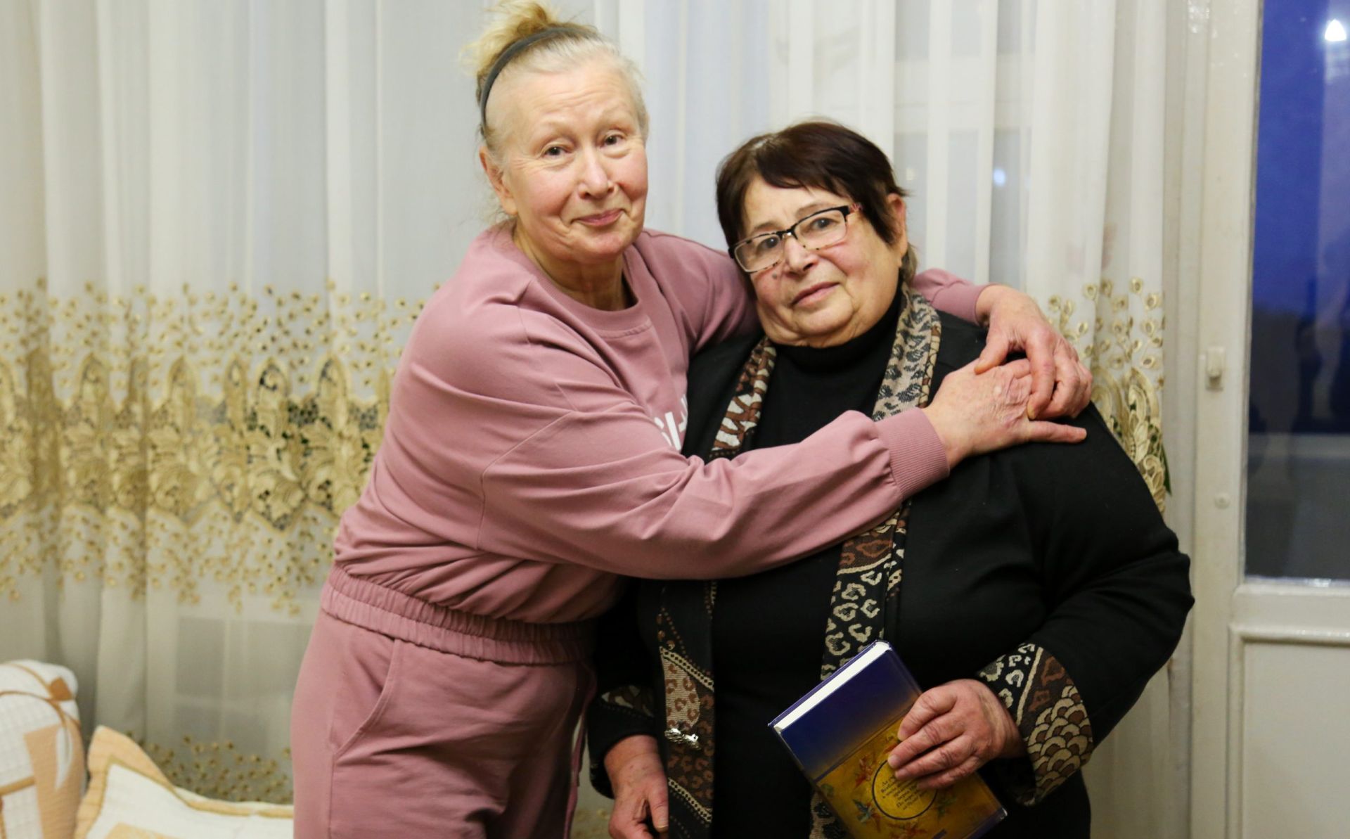 Sorbind ceai, împărtășind durerea: o poveste de prietenie și sprijin din timpul războiului