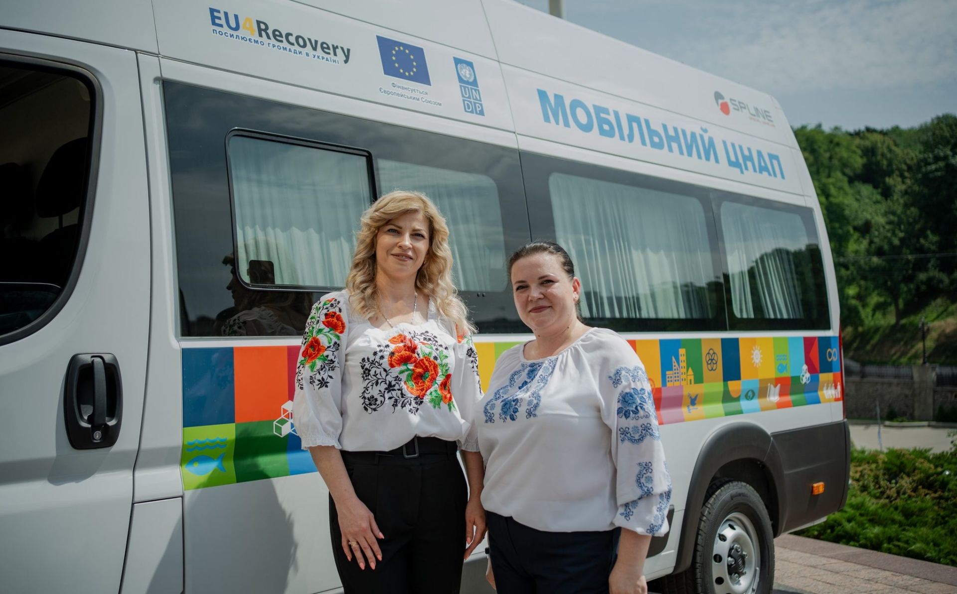 EU and UNDP transfer six more mobile administrative service centre vehicles to communities in Ukraine