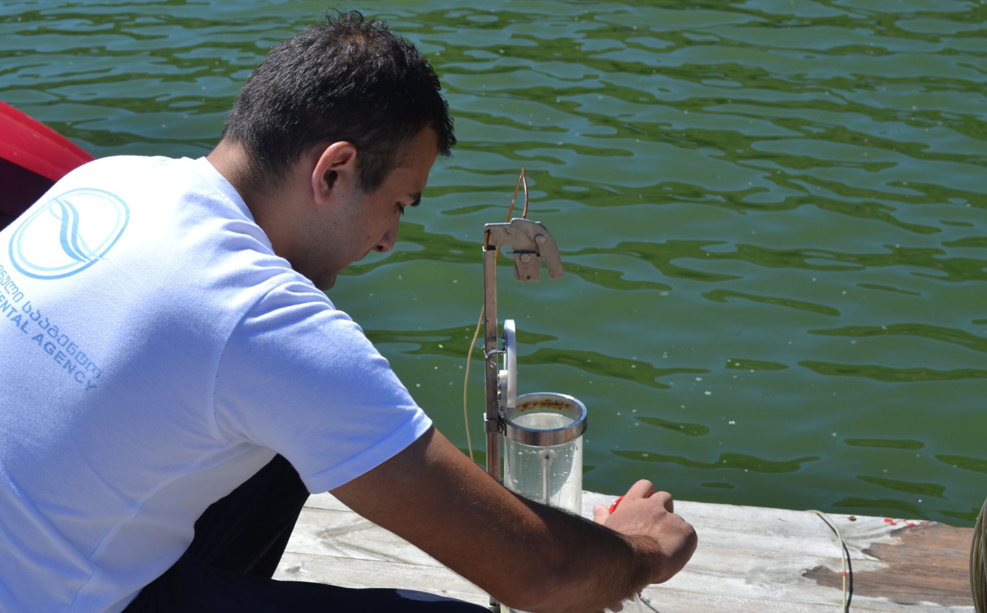 В какой воде мы плаваем? В разгар сезона журналисты проверили чистоту водоемов Тбилиси