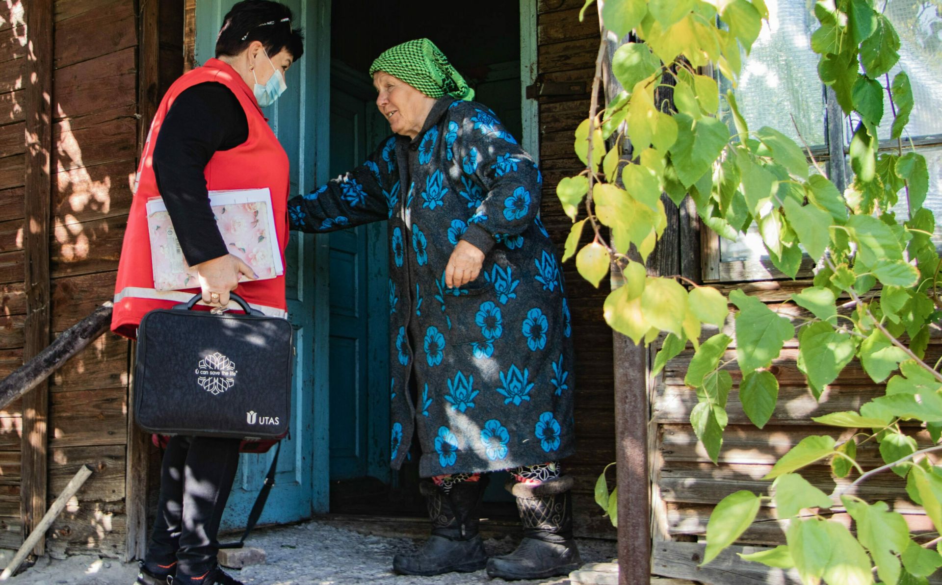 «Больше просто некуда обратиться»: кто лечит жителей «забытых» поселков Донбасса