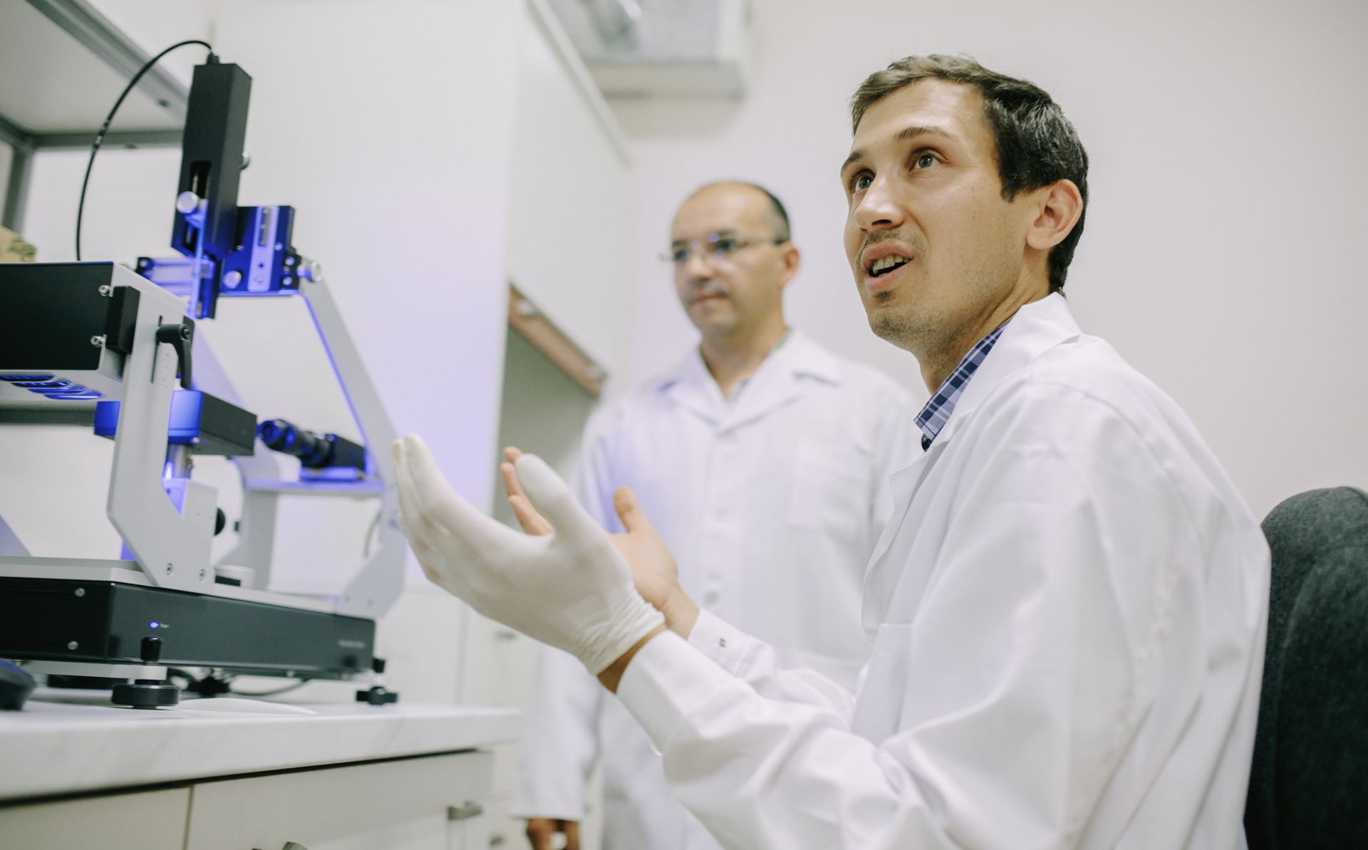 Știința – pentru tineri. Cum funcționează laboratorul de nanotehnologii din Moldova
