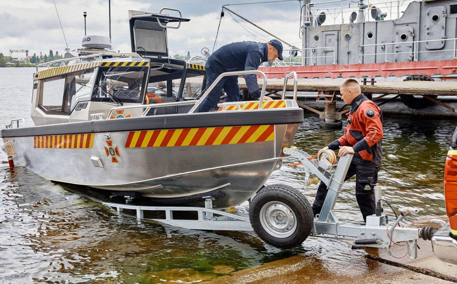 ЄС і ПРООН закупили човен і водолазне спорядження для рятувальників Дніпропетровщини
