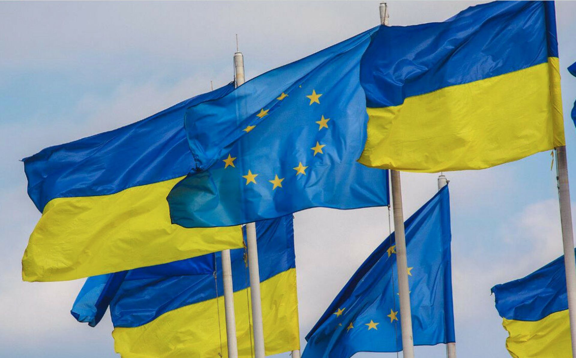 Parliament approves €18 billion loan for Ukraine for 2023