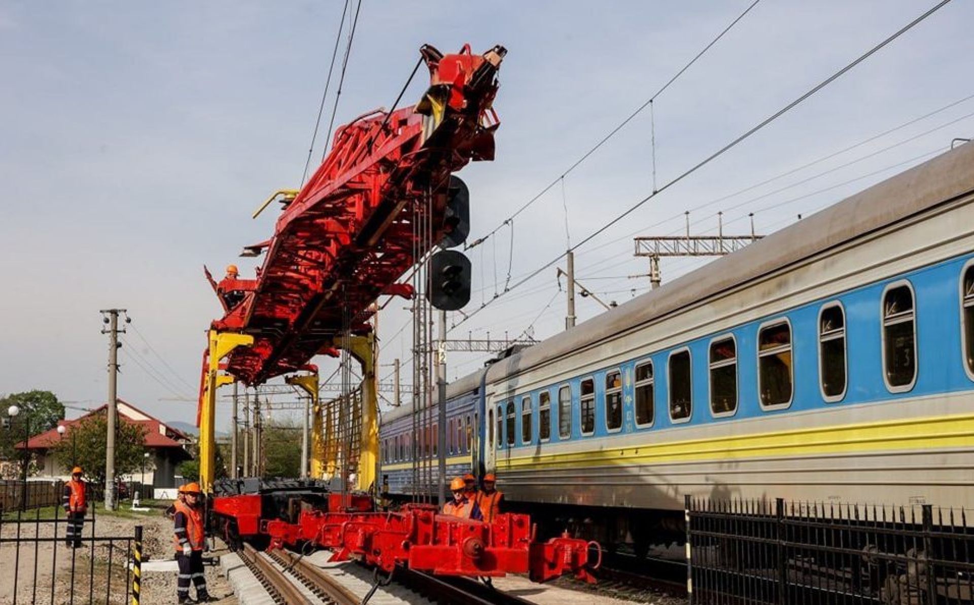 Ukraine: first European gauge railway track opens with EU support