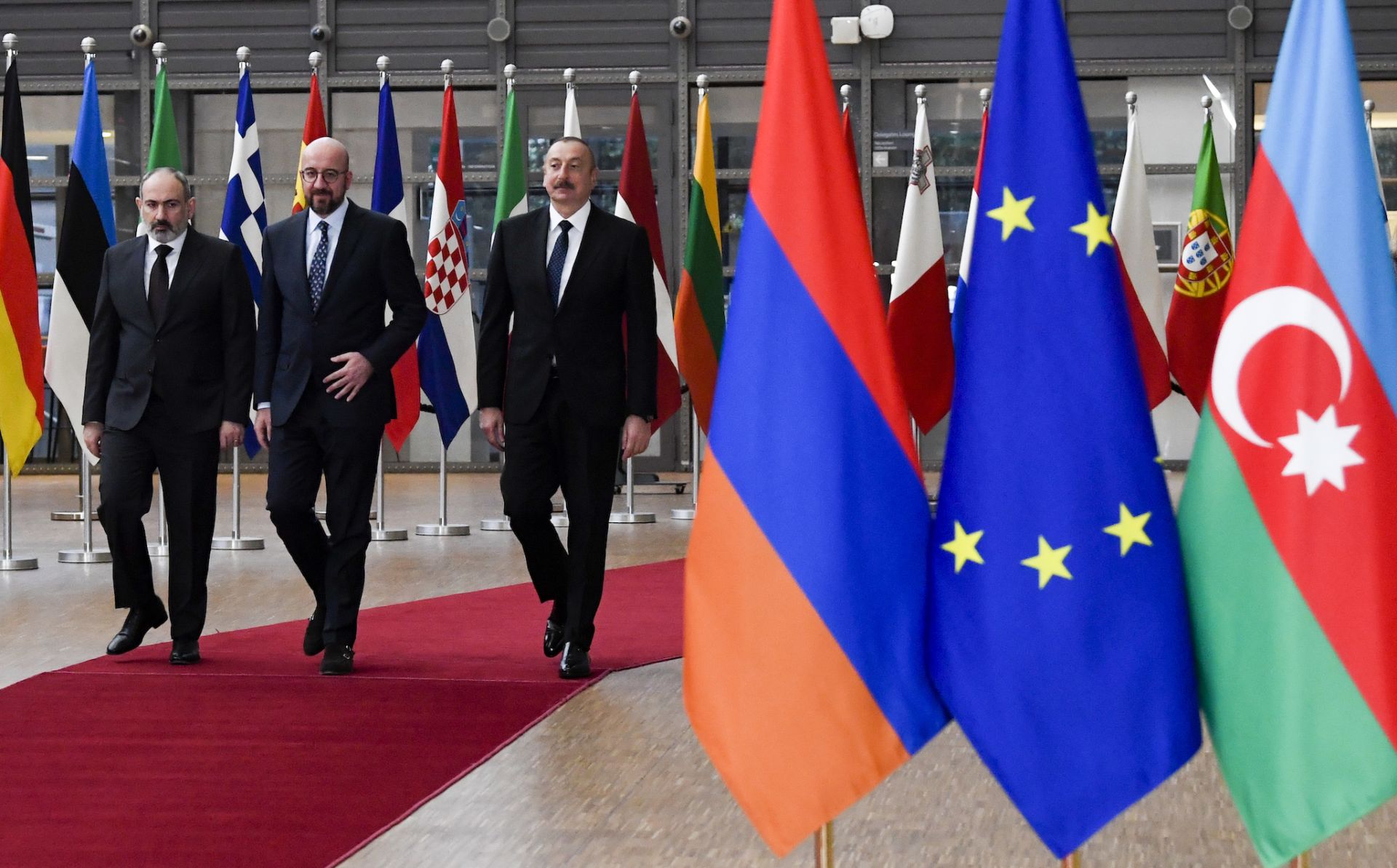 Armenia-Azerbaijan: leaders meet President Michel and agree to work towards peace treaty