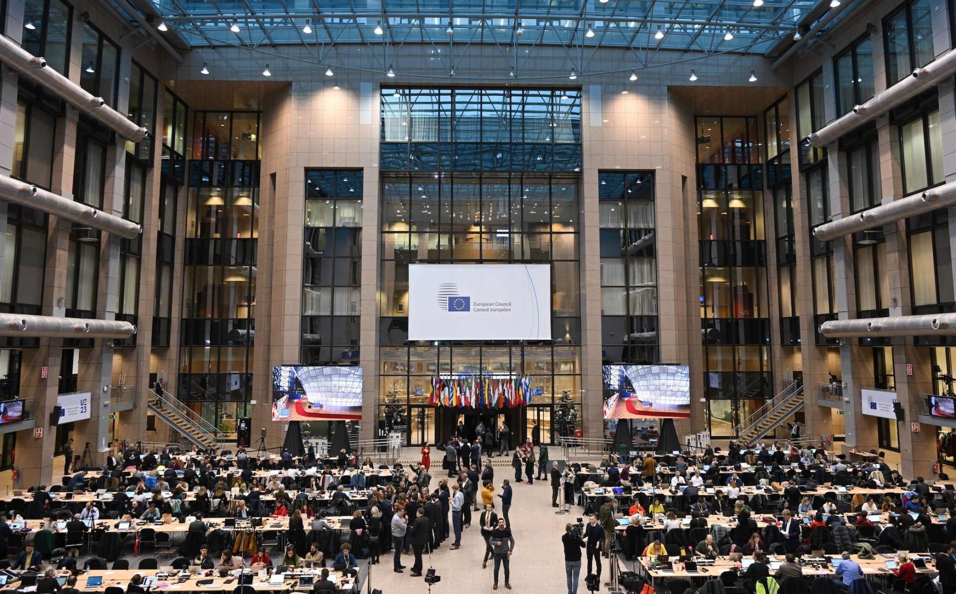 EU leaders to ‘revert next year’ on aid package for Ukraine – firm support from 26 member states