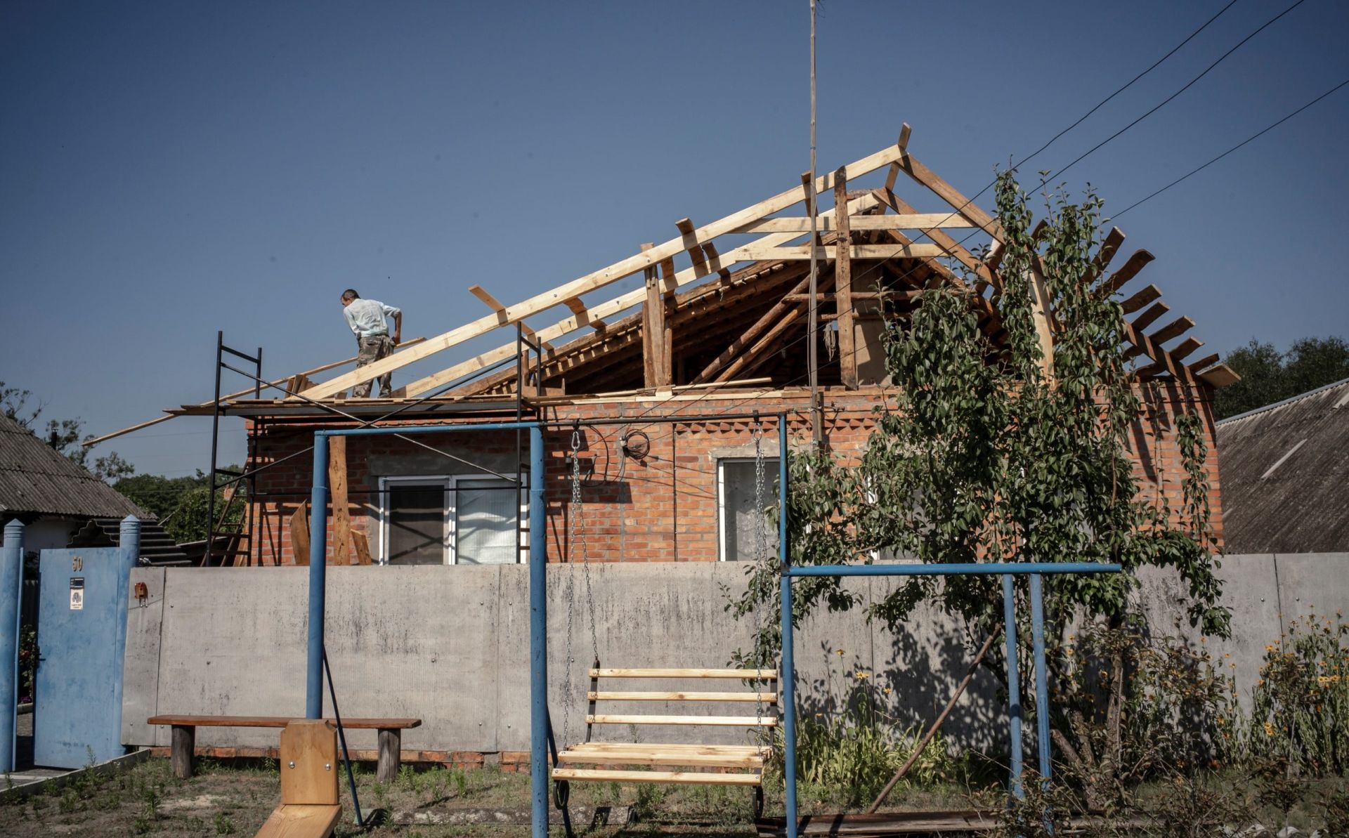 У гонитві з зимою: ЄС відновлює будинки, зруйновані війною в Україні