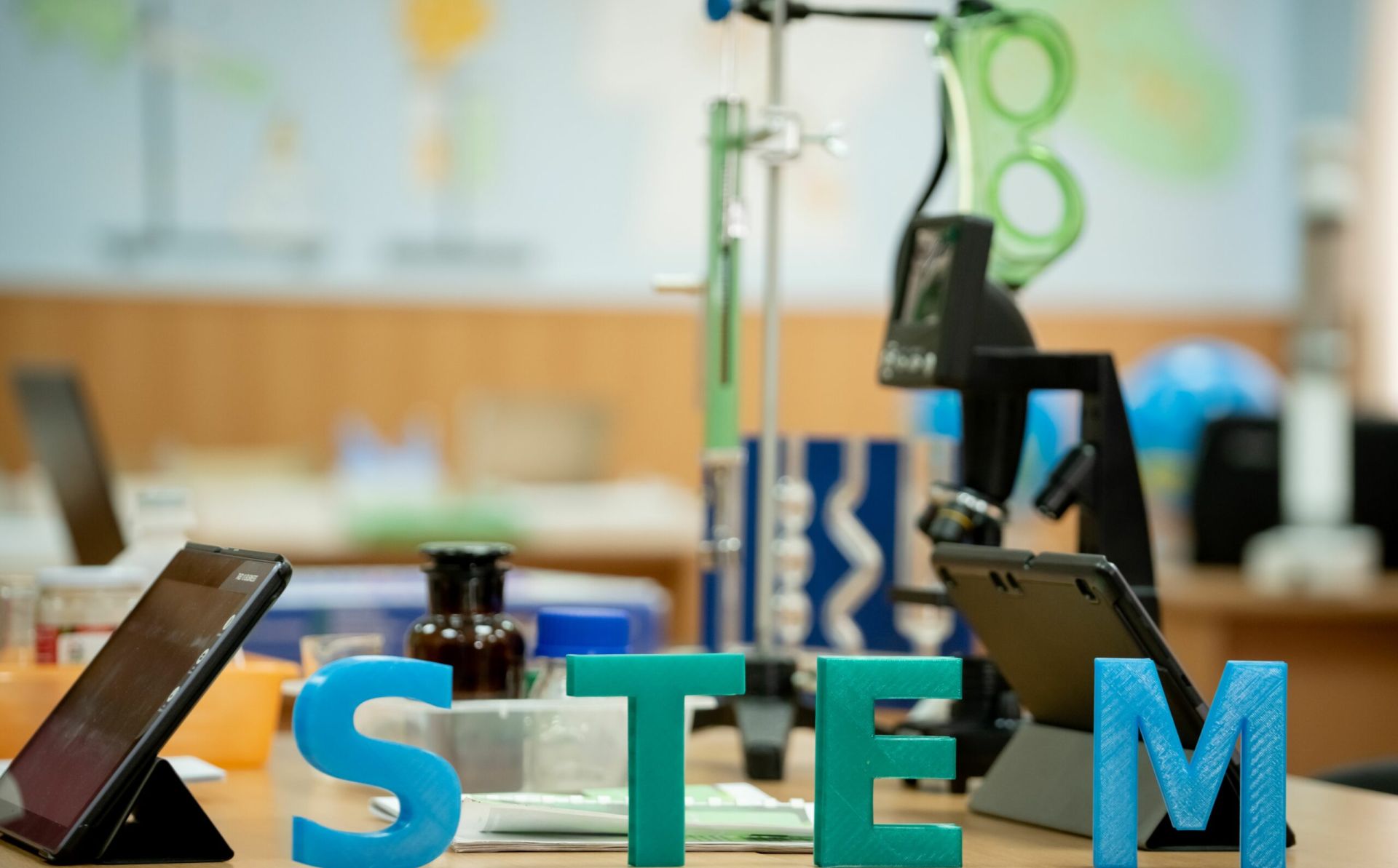 Developing STEM and educational innovation in a time of war