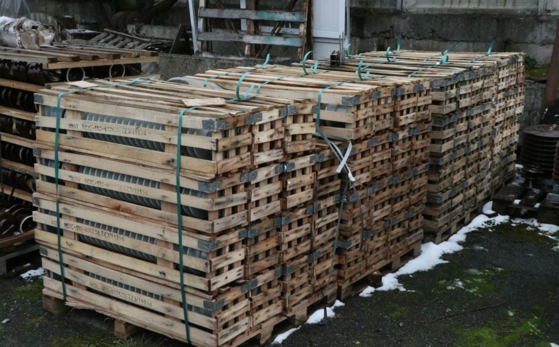 Фонд енергетичної підтримки України передав 100 ізоляторів для відновлення енергопостачання у Хмельницькій області