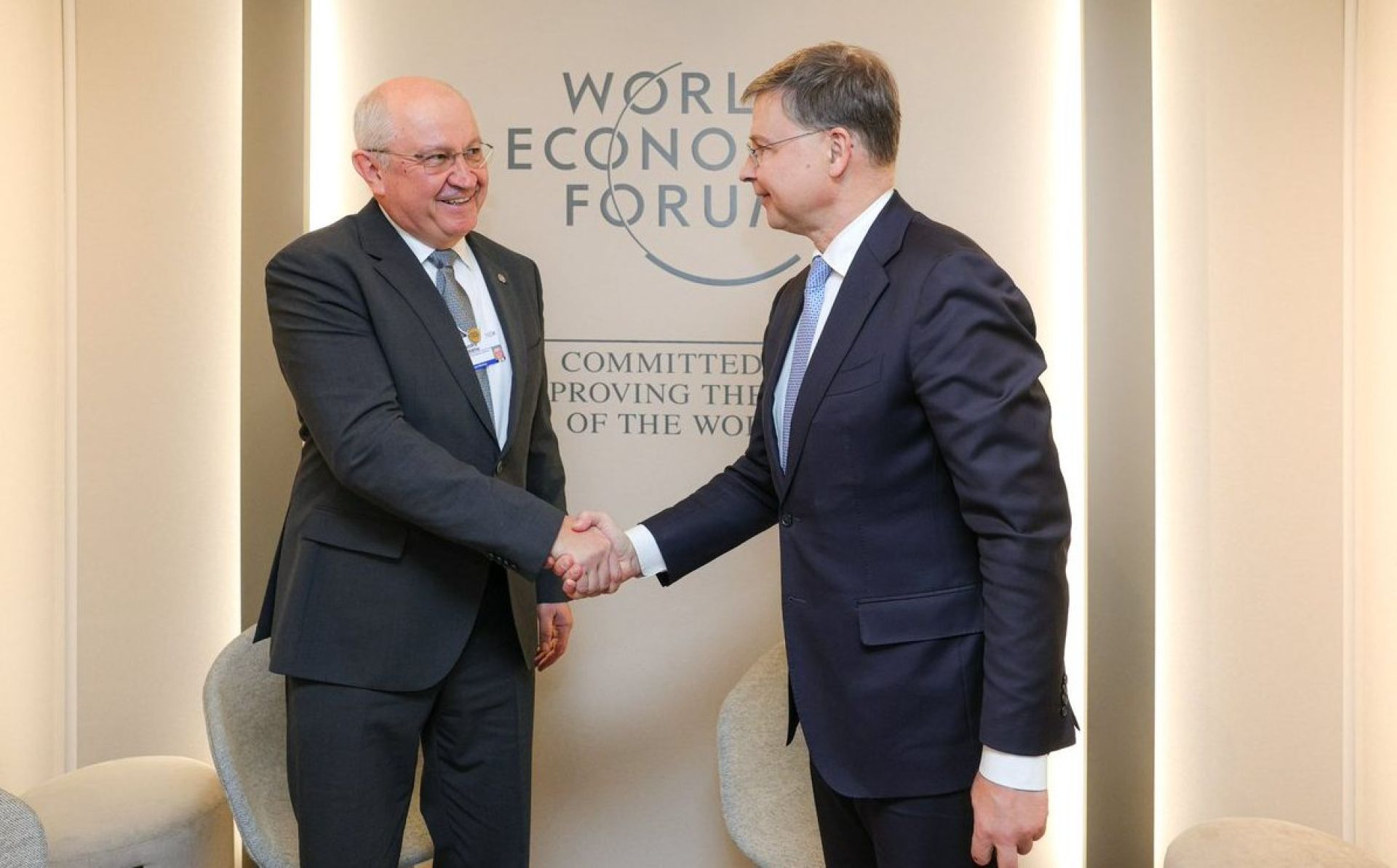 Comisarul Dombrovskis se întâlnește cu premierul moldovean Munteanu la Davos