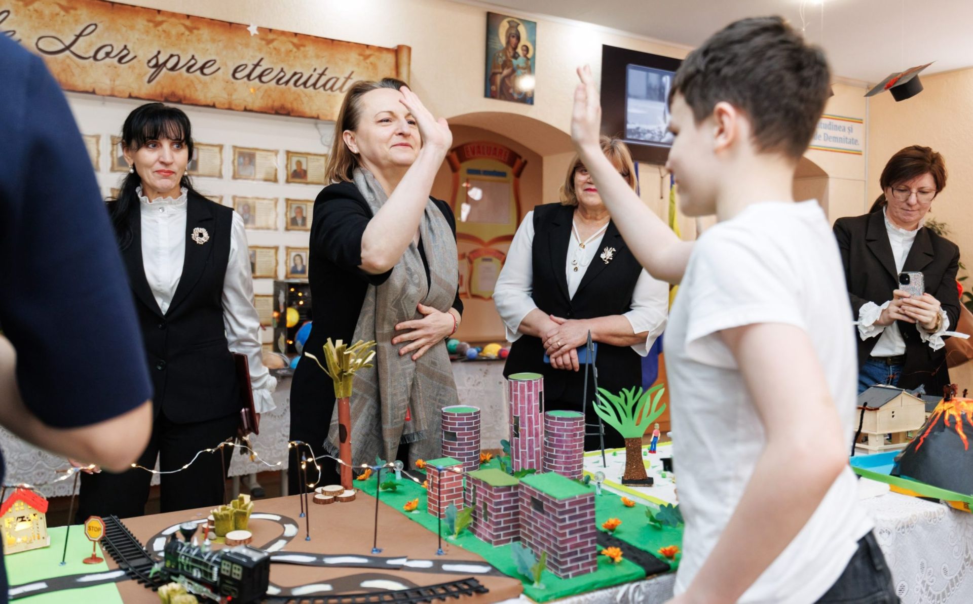 ​​Ambasadoarea UE în Moldova se întâlnește cu elevii în cadrul lansării seriei de activități de sensibilizare organizate de Tinerii Ambasadori Europeni