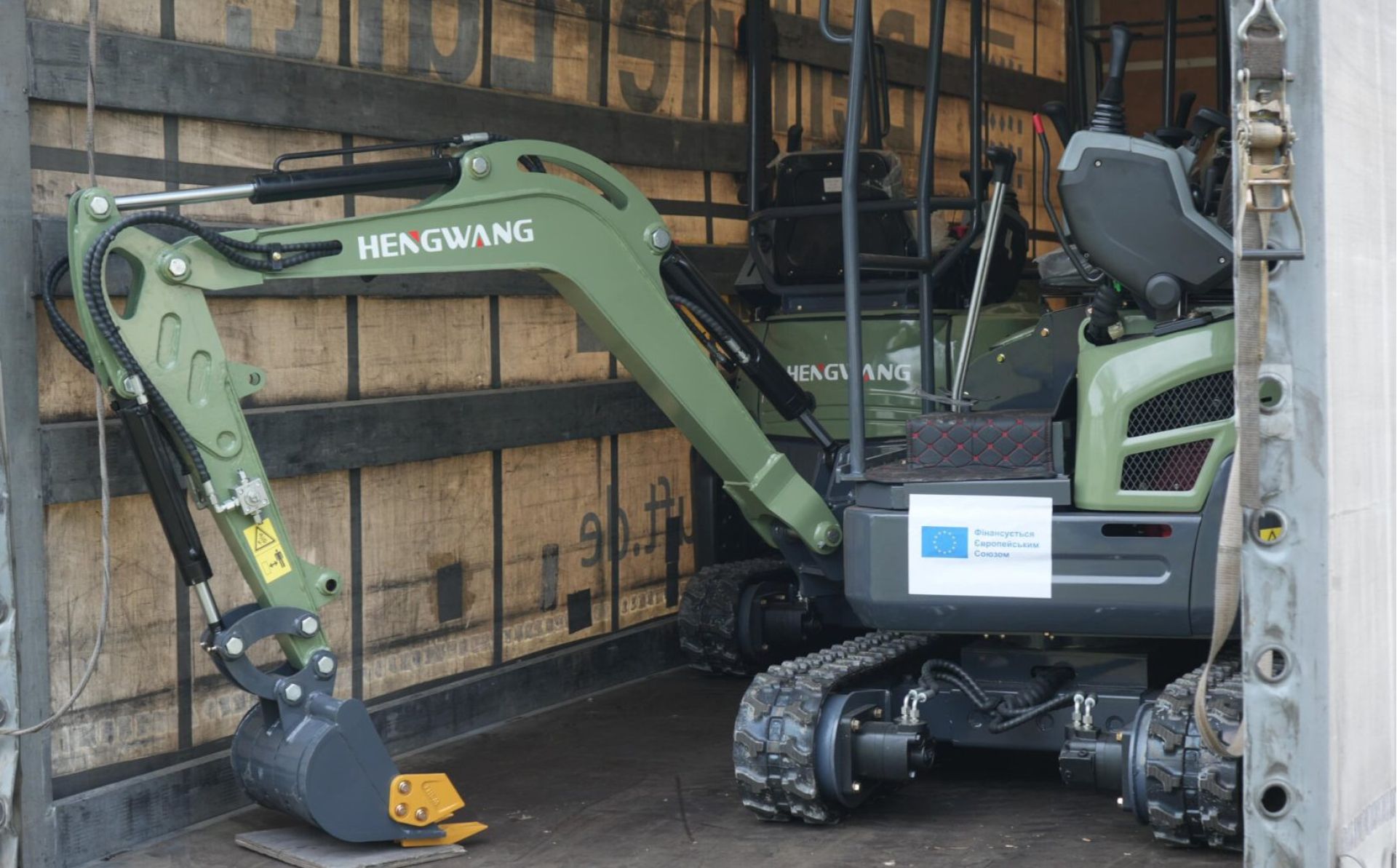 EUBAM donates mini excavators to Ukrainian border guards 