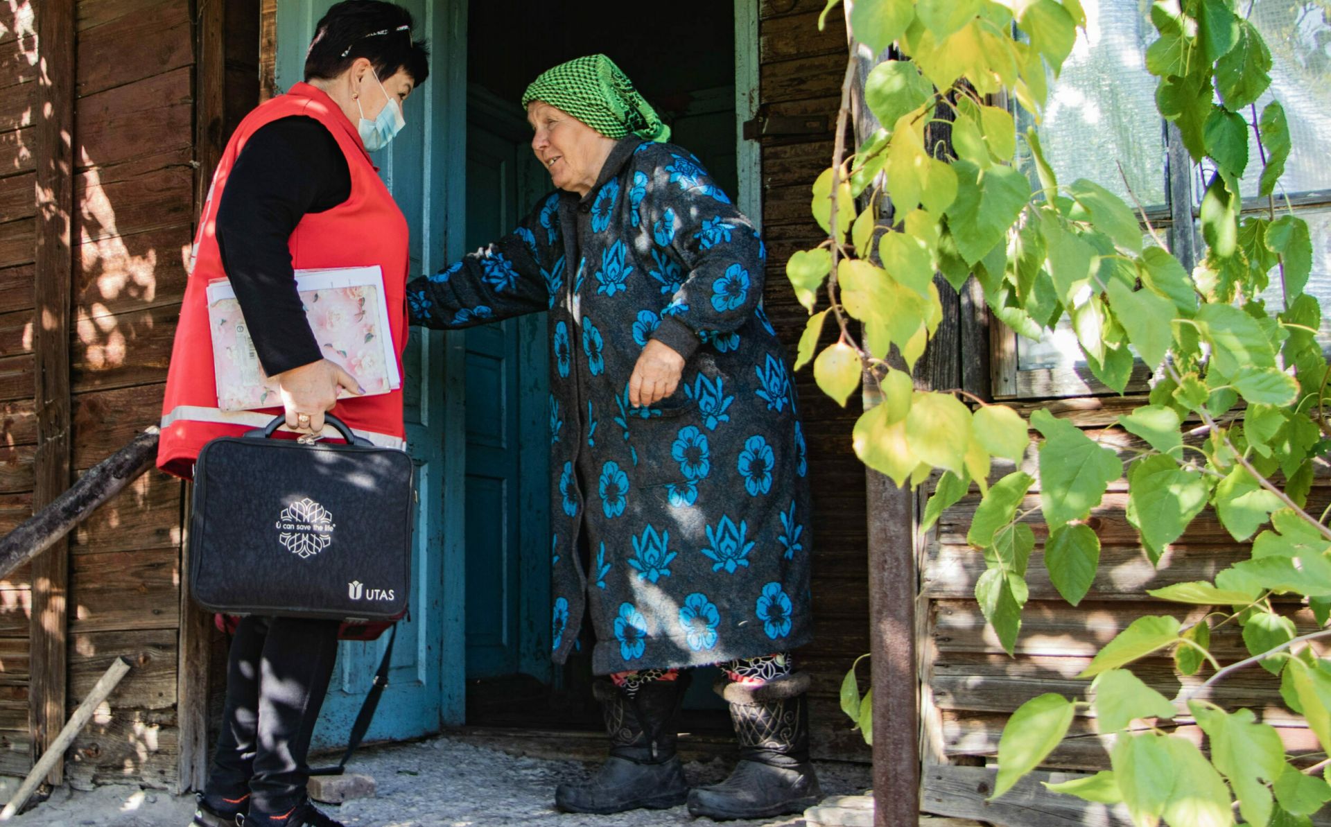 “Більше просто нікуди звернутися”: хто лікує жителів “забутих” селищ Донбасу