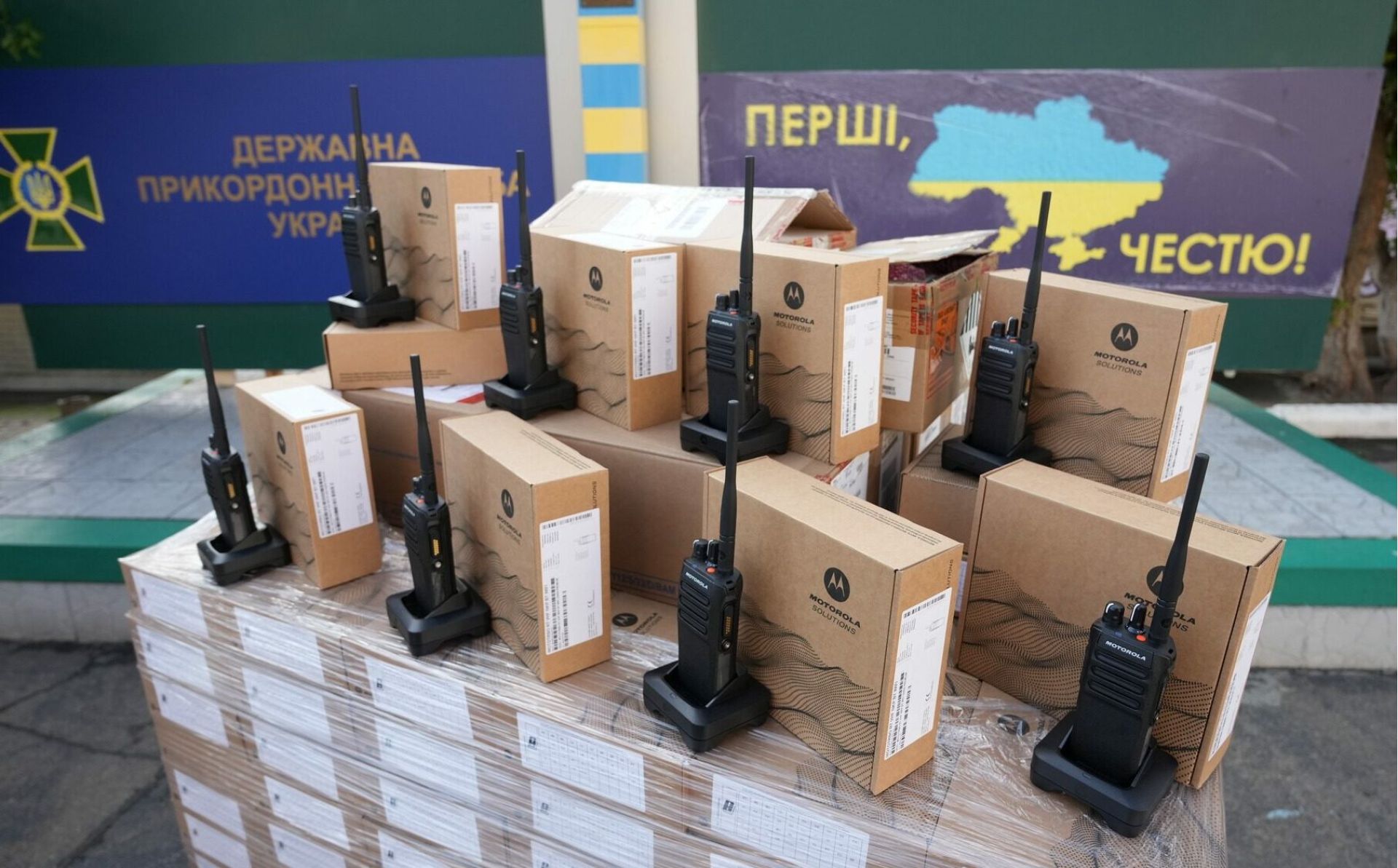 EU hands over 500 sets of mobile radio stations to Ukrainian border guards