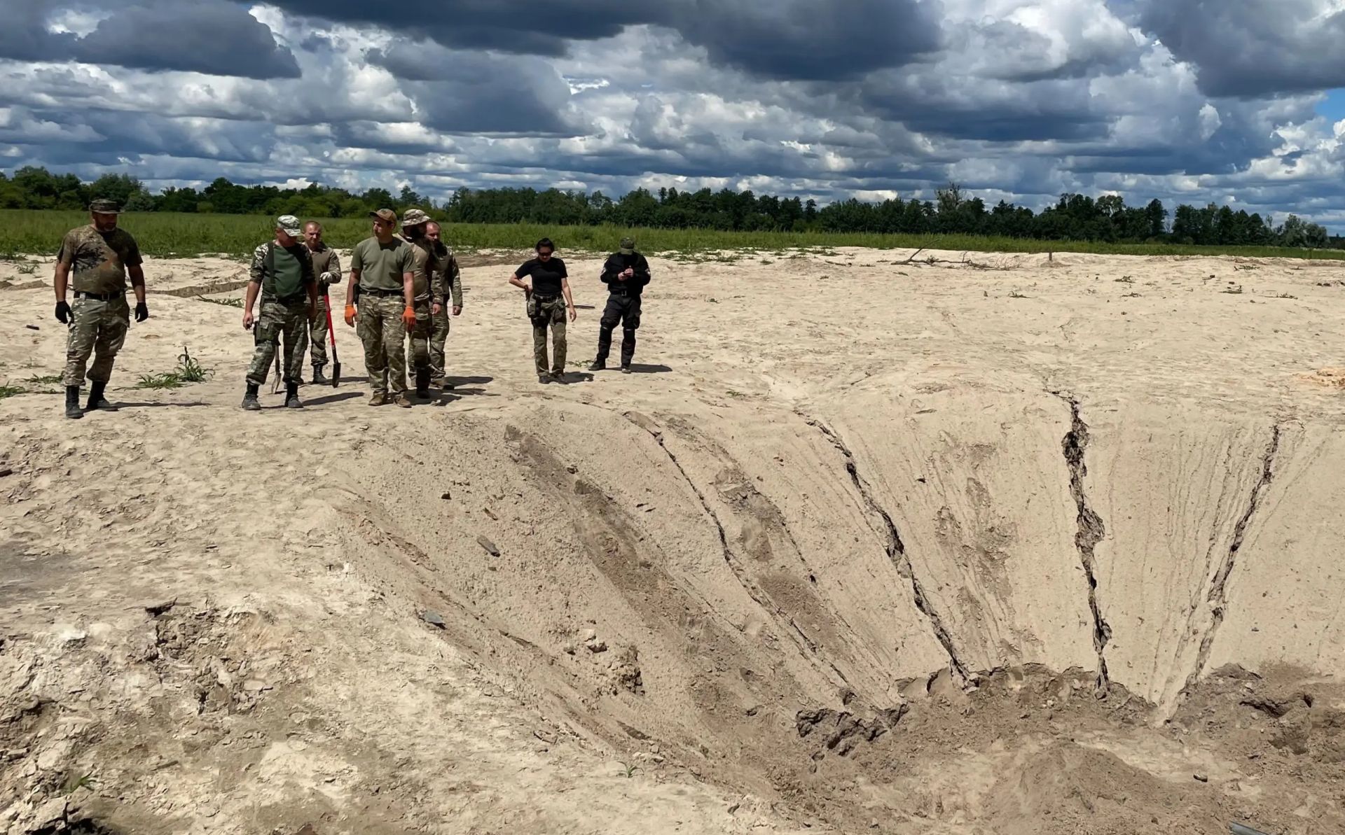 War crimes investigations: EUAM Criminal Investigations Advisers visit Hostomel, Irpin, and Bucha with Ukrainian Police