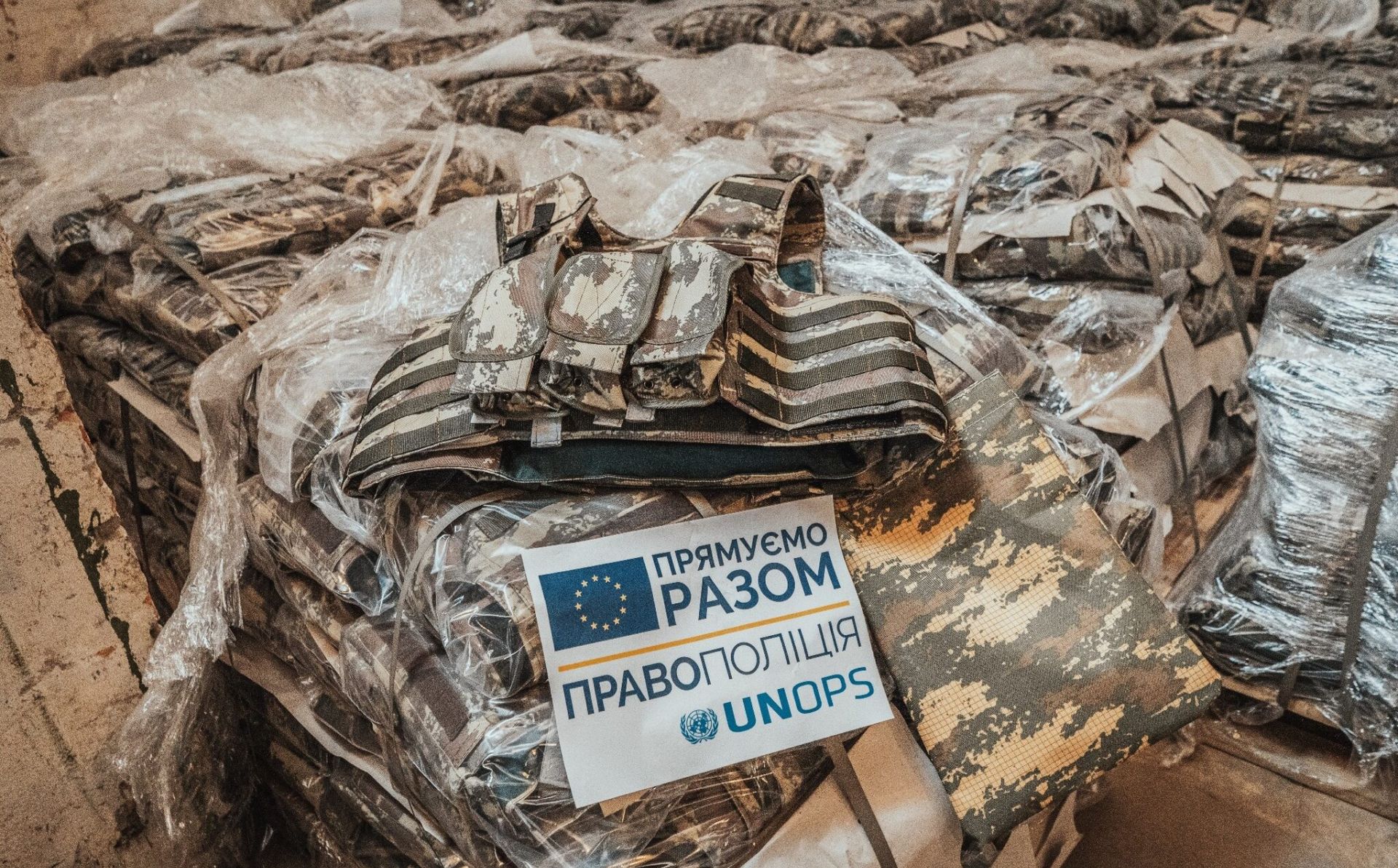 ЄС передав українській поліції тисячу бронежилетів