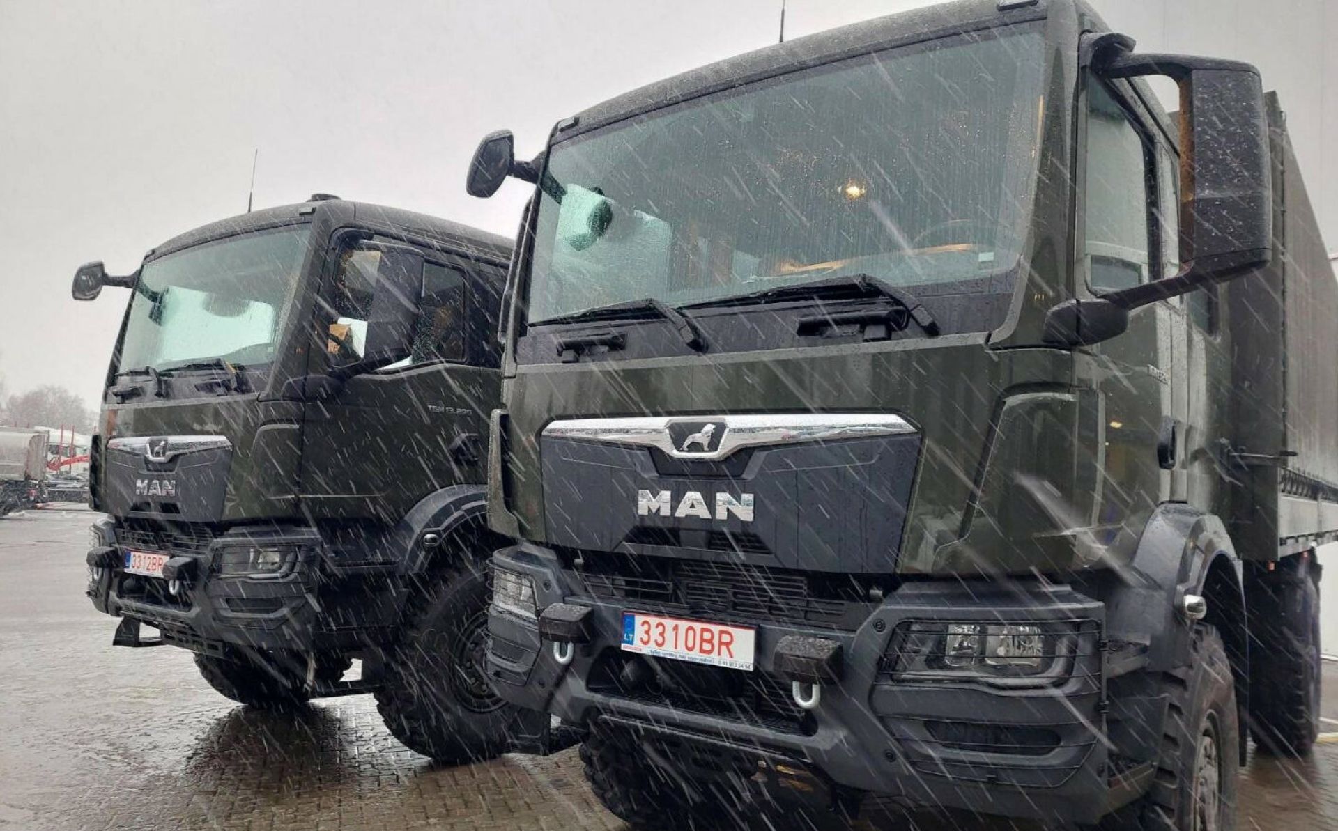 EU support to Ukraine: off-road trucks delivered through the European Peace Facility