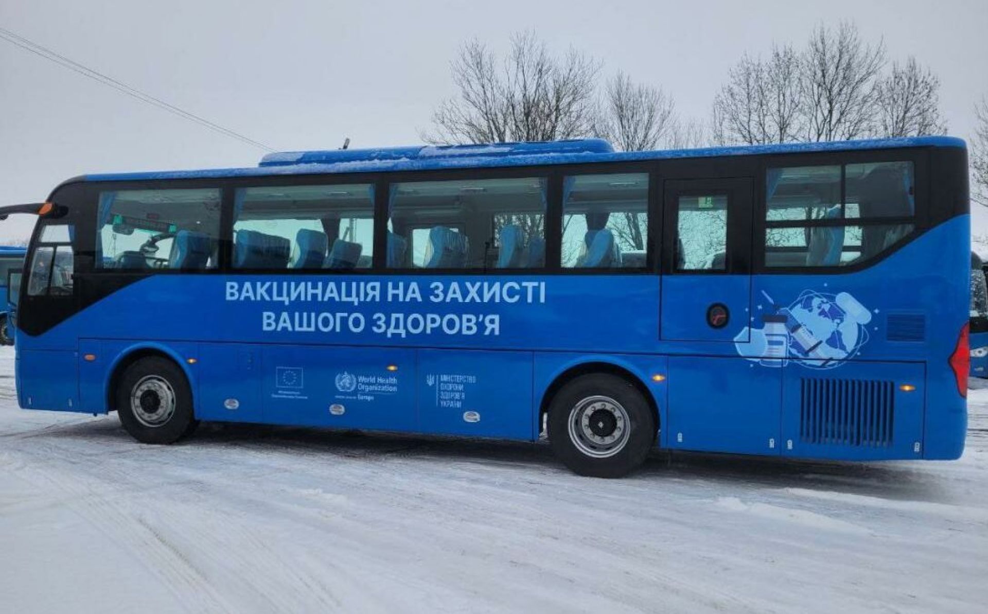 ВОЗ и ЕС передают Украине 59 автобусов для вакцинации в отдаленных уголках страны