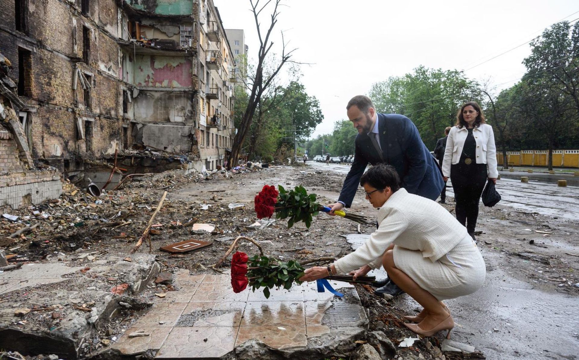 EU Commissioner Kos visits Ukraine to support EU accession reforms
