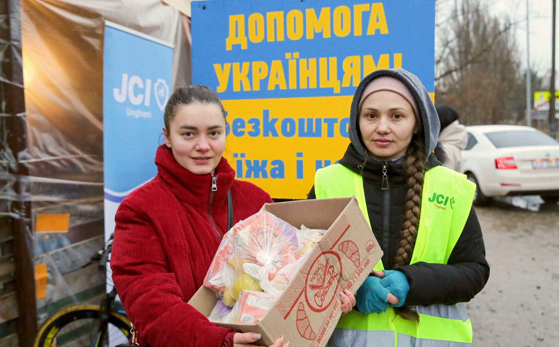 «Моє серце розривається»: як жінки Молдови допомагають українським біженцям
