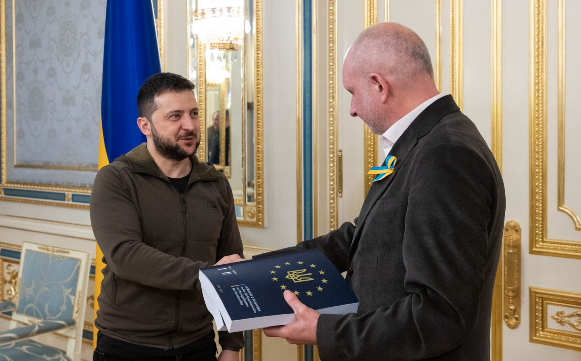 Another step on Ukraine’s EU path: Zelensky hands back completed EU questionnaire