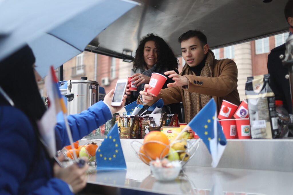Кофейня на колесах: Послы европейской молодежи рассказывали о правах человека за чашкой кофе