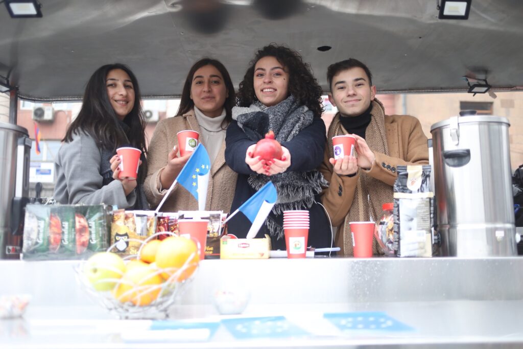 Кофейня на колесах: Послы европейской молодежи рассказывали о правах человека за чашкой кофе