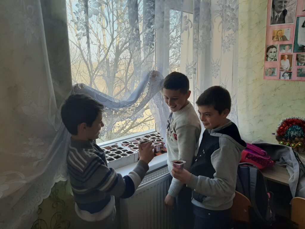 Цветы для Мэрцишора: ЕС помогает ученикам из Молдовы выращивать цветы для праздника весны