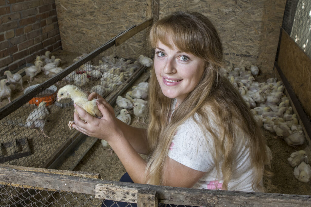 Success of one chicken mini-farm: EU4Youth gives new impetus to Yana’s business in Ukraine