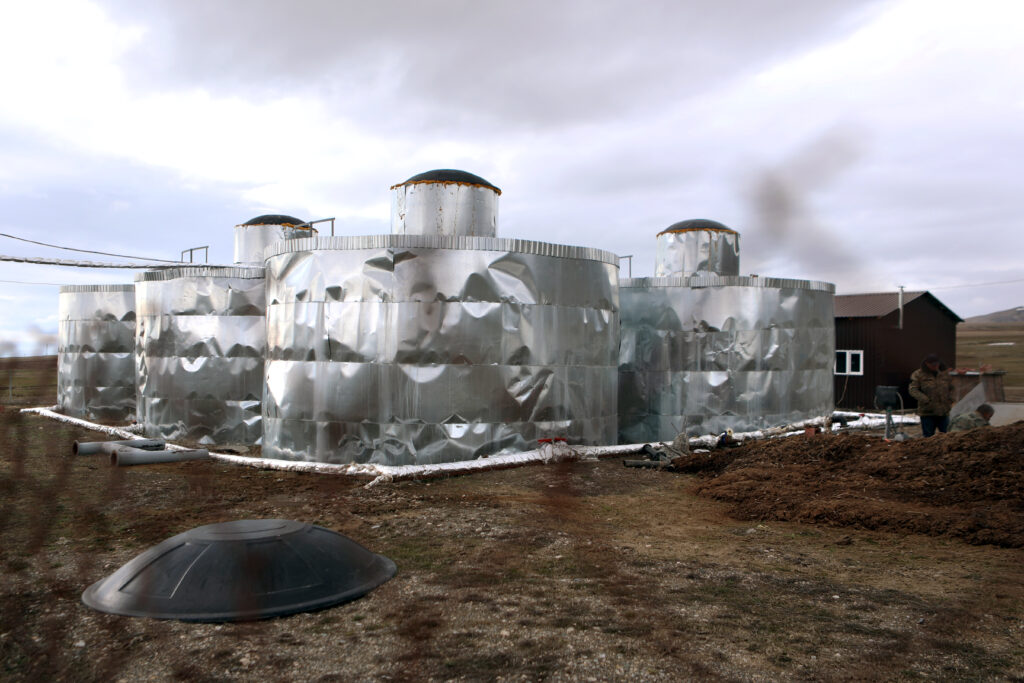 Экологичная и почти бесплатная энергия: армянские общины переходят на биогаз благодаря ЕС