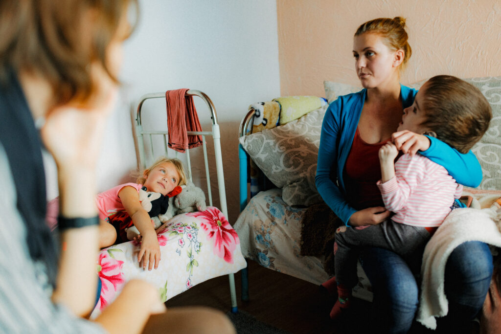 “Когда она родилась, никто ничего не объяснял”. Как мобильные службы помогают семьям людей с ограниченными возможностями в Молдове