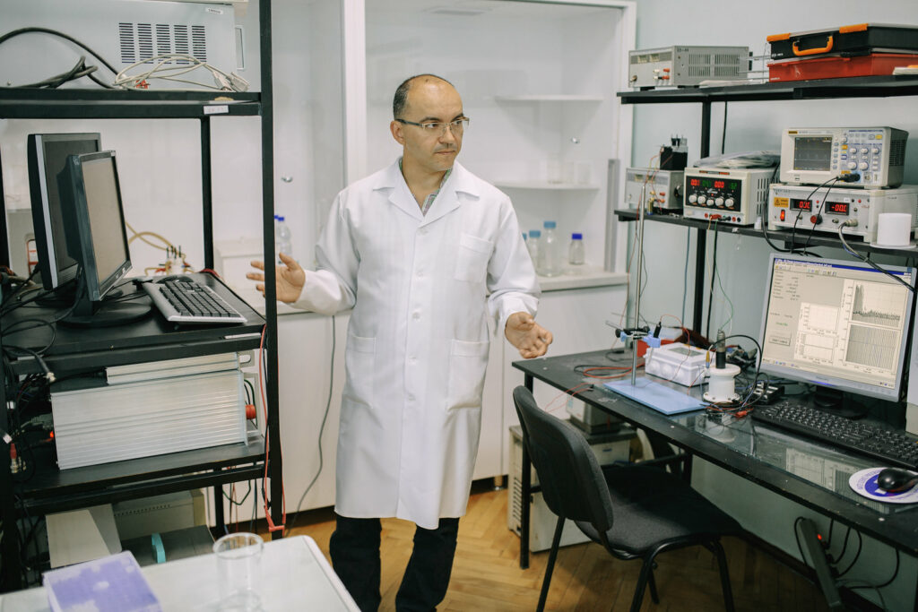 Молодым — наука. Как в Молдове работает лаборатория нанотехнологий и как программы ЕС ей помогают