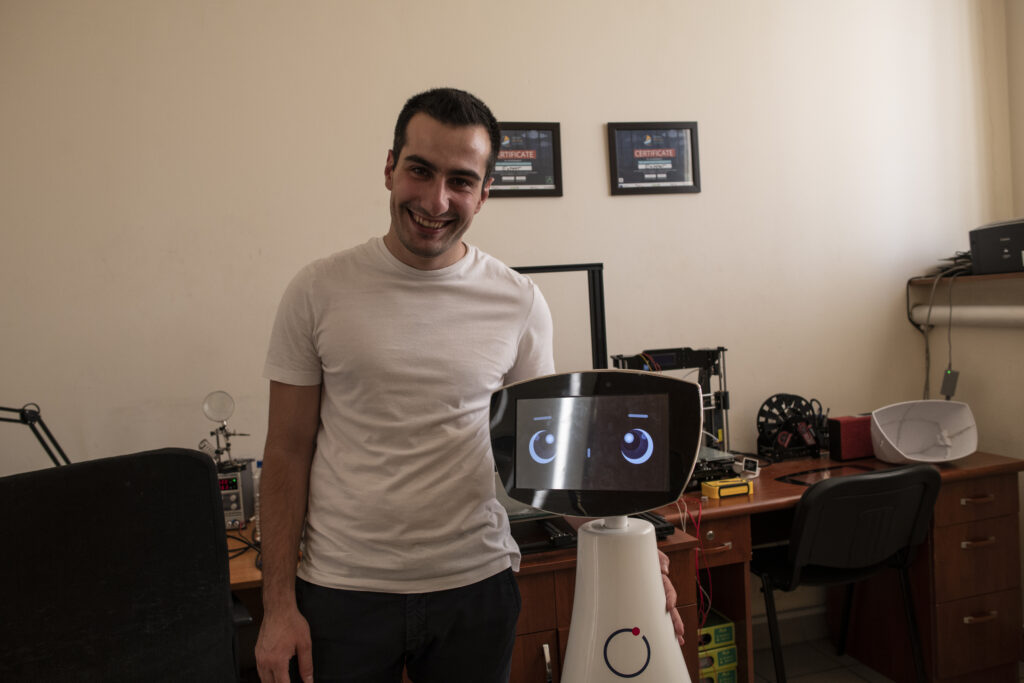 ԵՄ դրամաշնորհի շնորհիվ հայ ձեռներեցները պատրաստ են շուկա հանել իրենց նոր մշակումը՝ բիզնեսի օգնական ռոբոտին