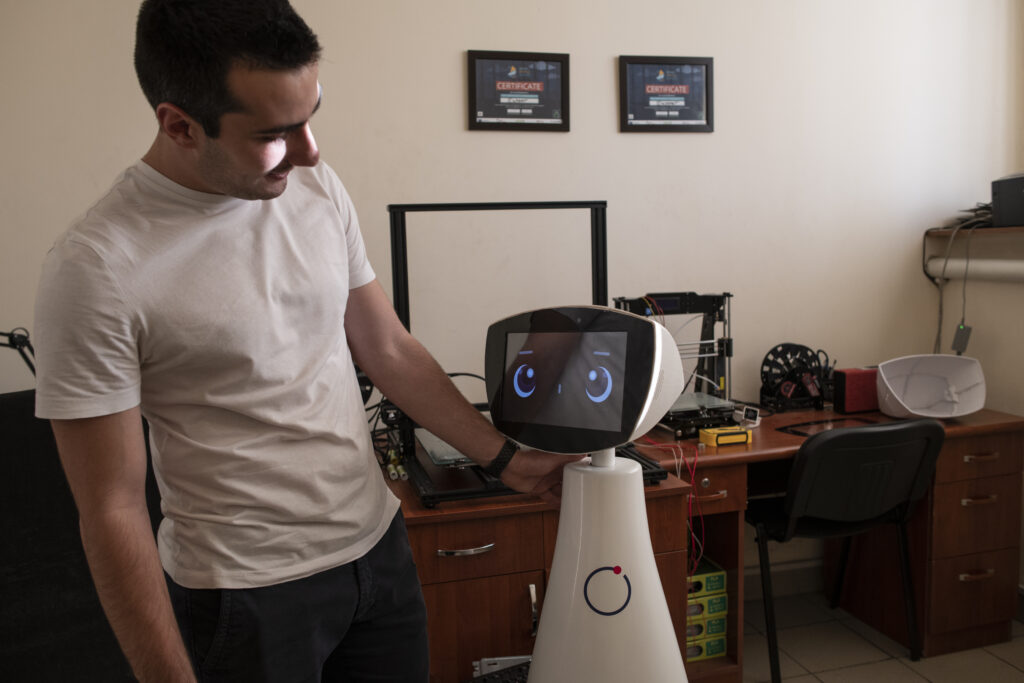 Aрмянские предприниматели готовы вывести на рынок свою новую разработку, робота бизнес-помошника, благодаря помощи от Евросоюза