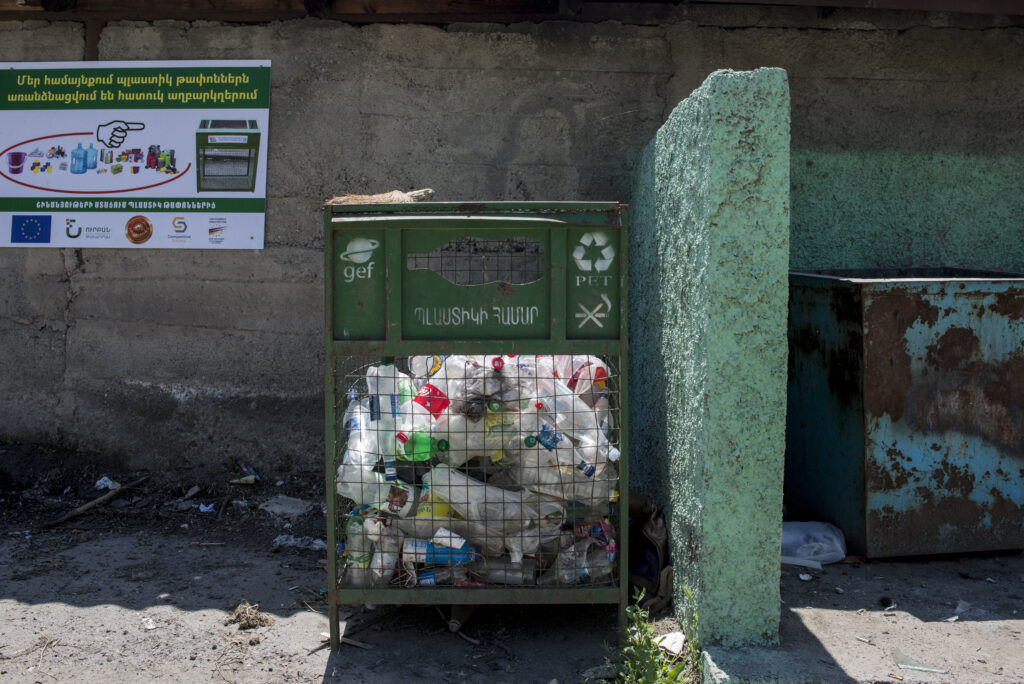 В Армении впервые получат строительные материалы из пластиковых отходов