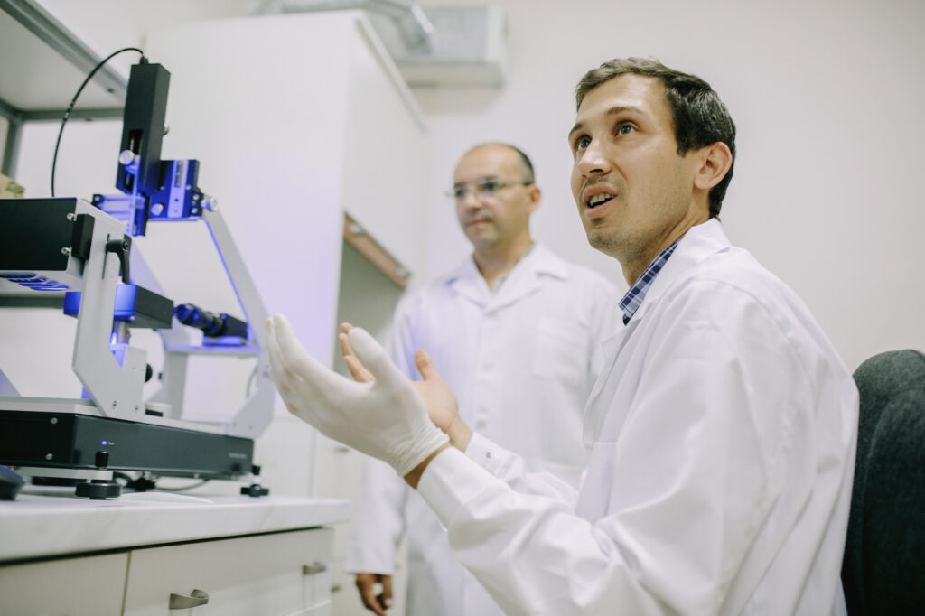 Știința – pentru tineri. Cum funcționează laboratorul de nanotehnologii din Moldova