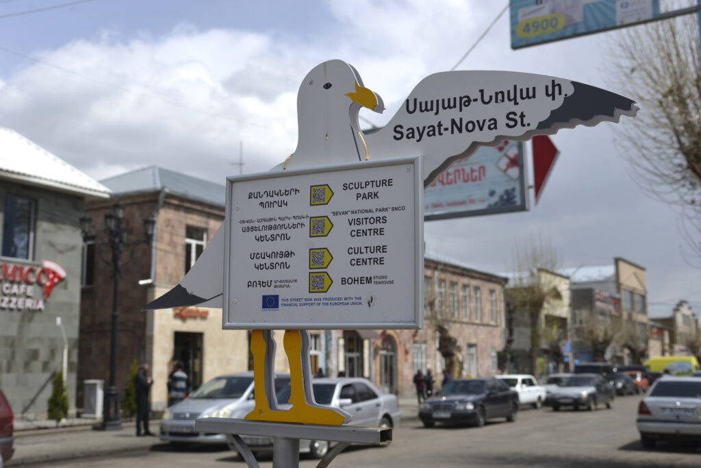 Sevan ‘seagulls’ help tourists find attractions in the city
