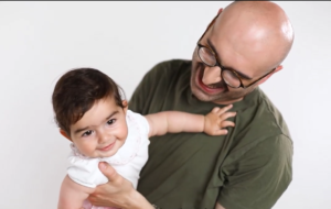 შვილების აღზრდაში ჩართული მამები უფრო ბედნიერ ოჯახებს ნიშნავს