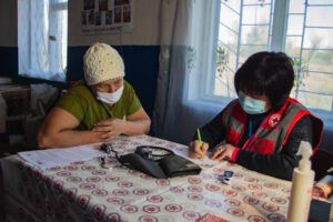 «Больше просто некуда обратиться»: кто лечит жителей «забытых» поселков Донбасса