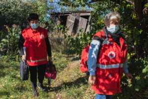 "Більше просто нікуди звернутися": хто лікує жителів "забутих" селищ Донбасу