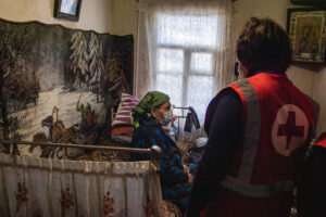 "Більше просто нікуди звернутися": хто лікує жителів "забутих" селищ Донбасу