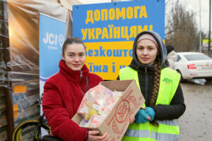 Мое сердце разрывается: как молдавские женщины помогают украинским беженцам