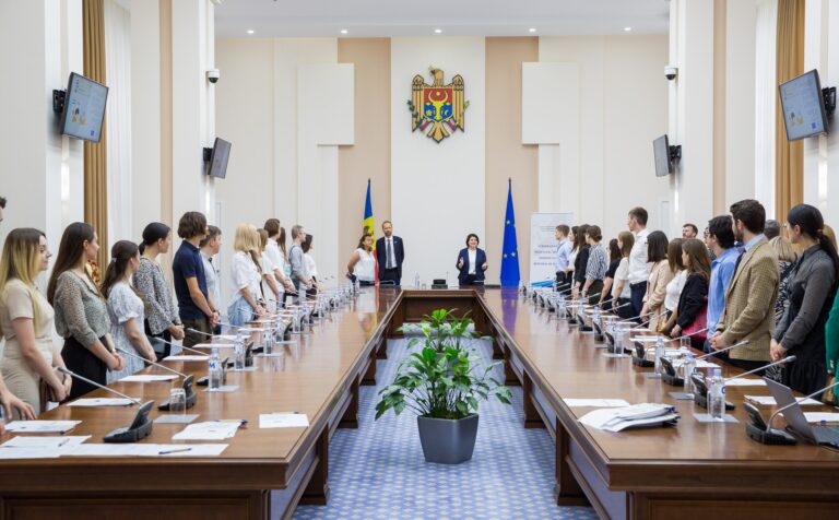 Young Moldovans will receive their first internships in public institutions with EU support