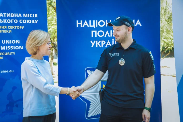 ЕС подарил украинским полицейским форму для массовых мероприятий 